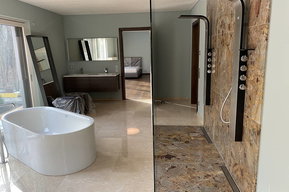 Sanitärinstallationen in modernem Badezimmer